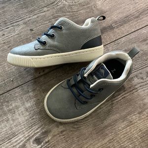 TODDLER GREY SNEAKERS